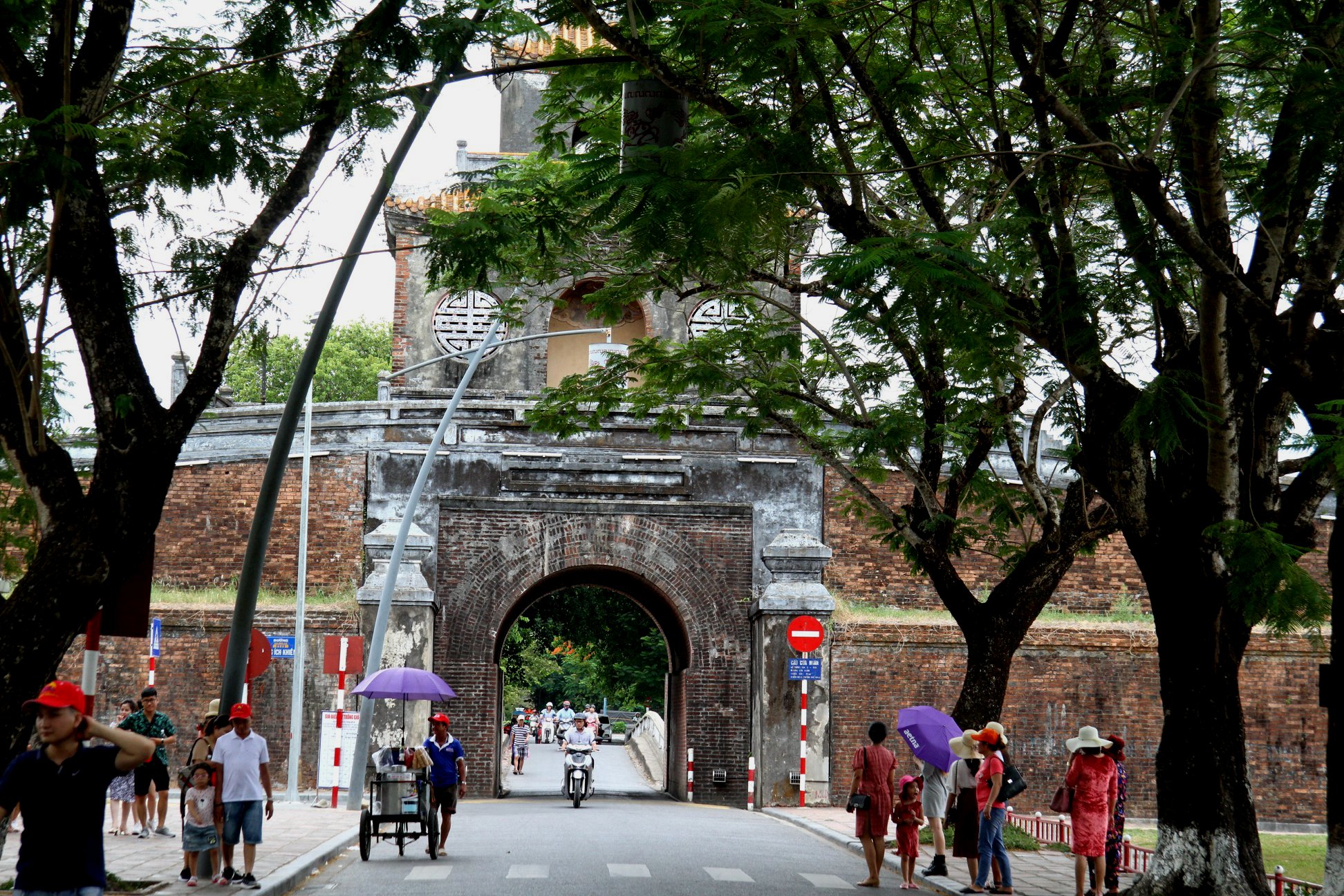 Quang cảnh sạch đẹp ở khu di t&iacute;ch lịch sử cố đ&ocirc; Huế.