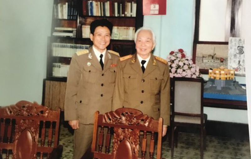 Đại Tướng V&otilde; Nguy&ecirc;n Gi&aacute;p chụp ảnh lưu niệm với đồng ch&iacute; Đinh Kh&ocirc;i Sỹ chủ bi&ecirc;n cuốn lịch sử Trung đo&agrave;n 280