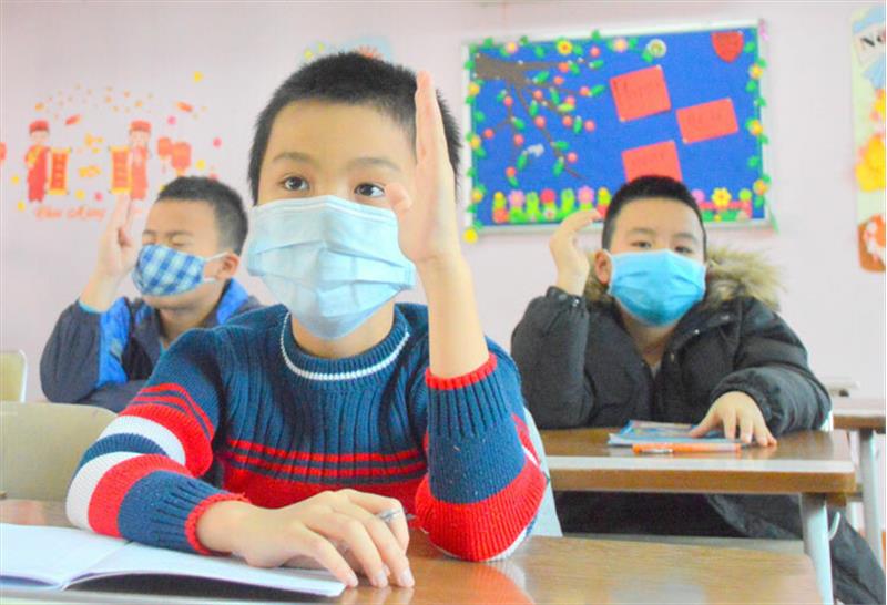 Bộ Gi&aacute;o dục xem x&eacute;t cho học sinh học trở lại từ 2/3 tới.