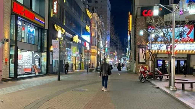 Đường phố tại Daegu vắng b&oacute;ng người đi lại giữa t&acirc;m dịch.