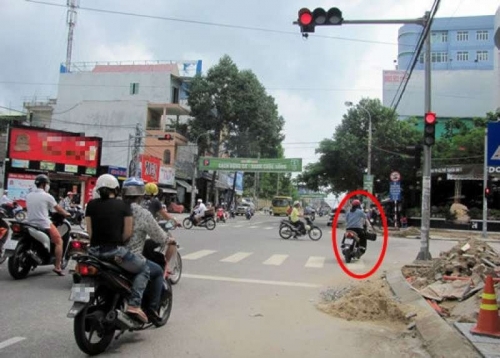 Không bật xi nhan xin đường có thể bị phạt đến 5 triệu đồng