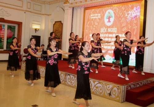 Không đâu vui bằng câu lạc bộ