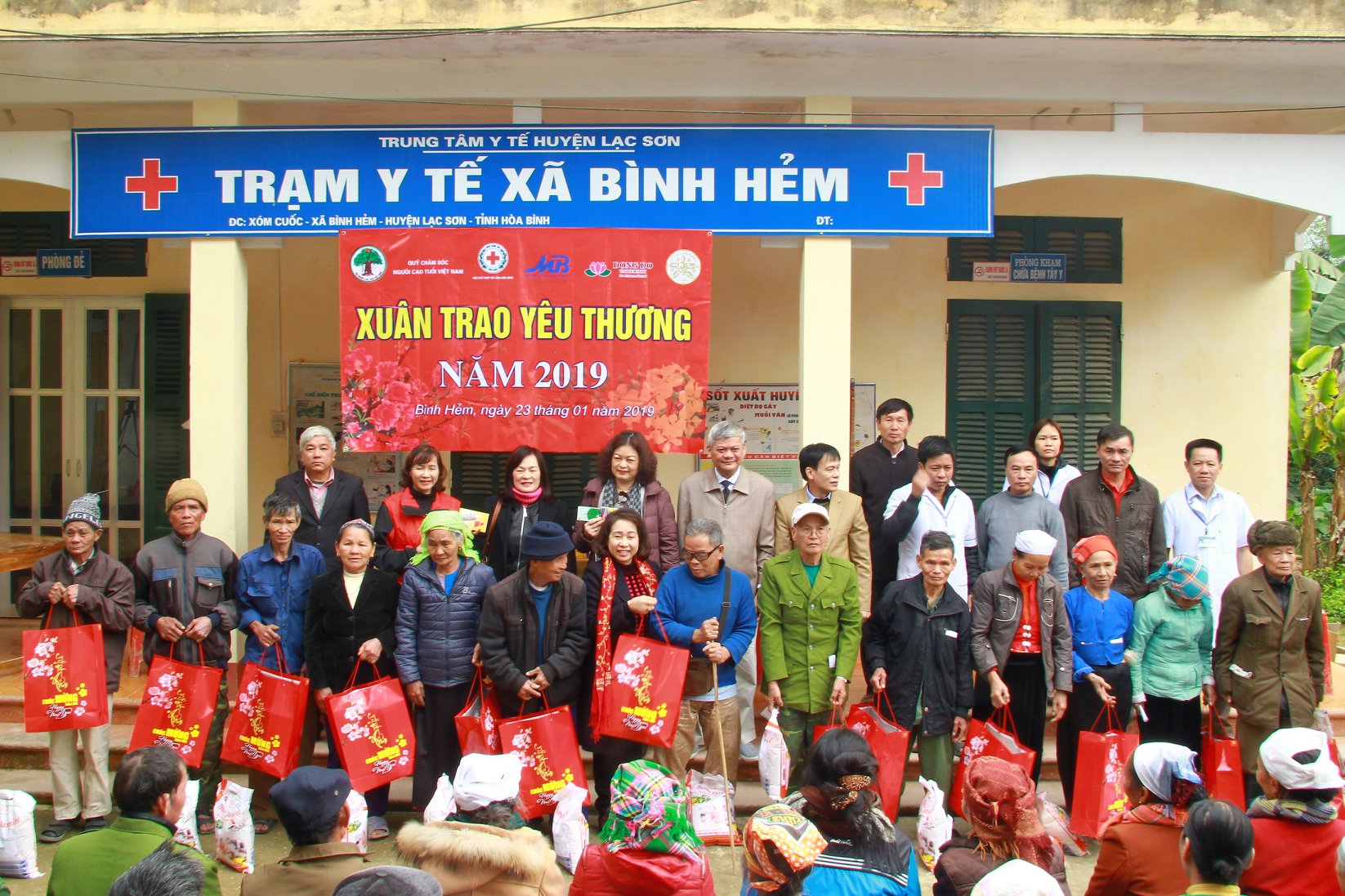Tặng qu&agrave; NCT ngh&egrave;o tỉnh H&ograve;a B&igrave;nh