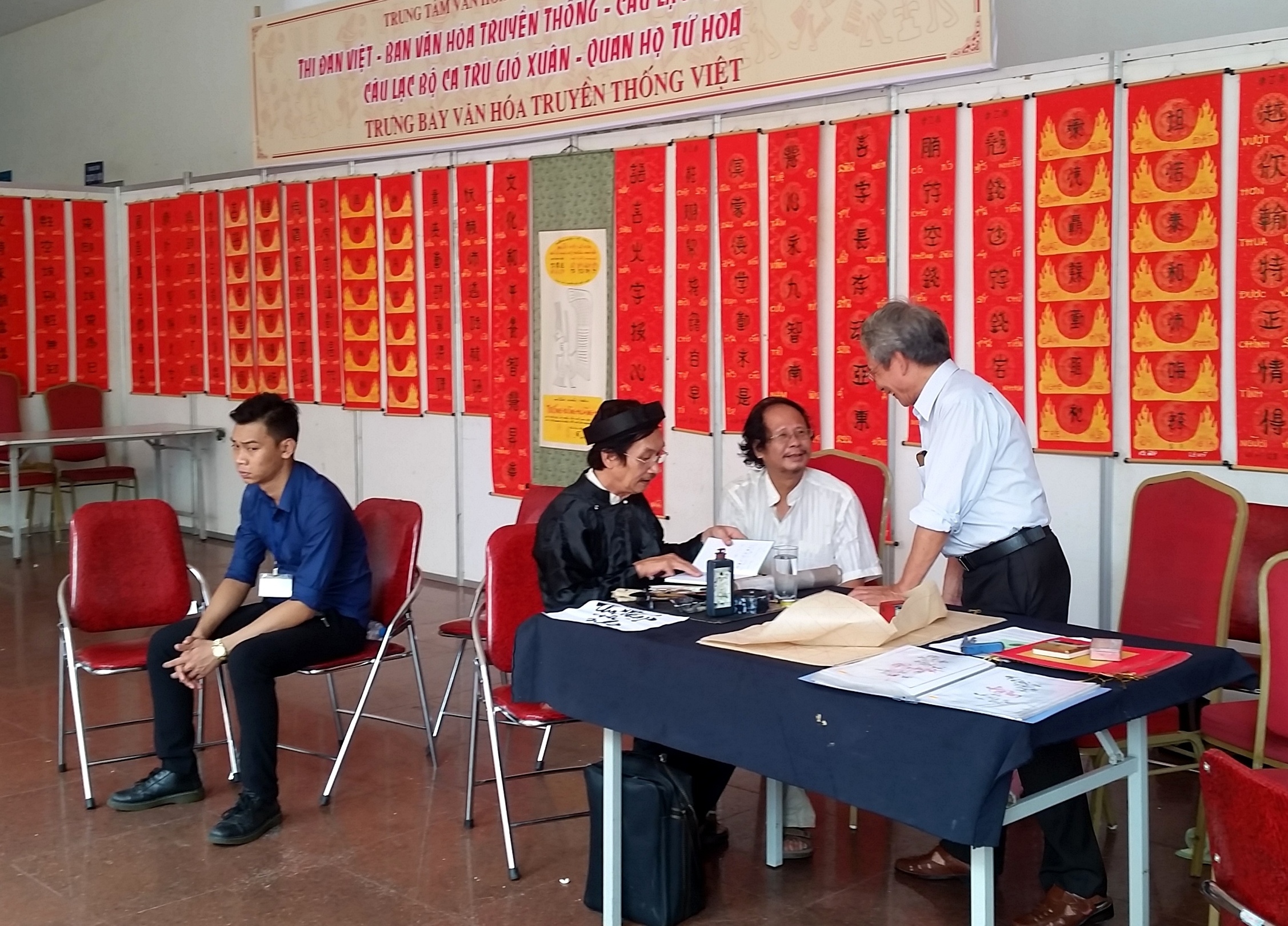 Gian trưng b&agrave;y ấn tượng của Thi đ&agrave;n Việt v&agrave; CLB Chữ Việt cổ tại Ng&agrave;y thơ Việt Nam