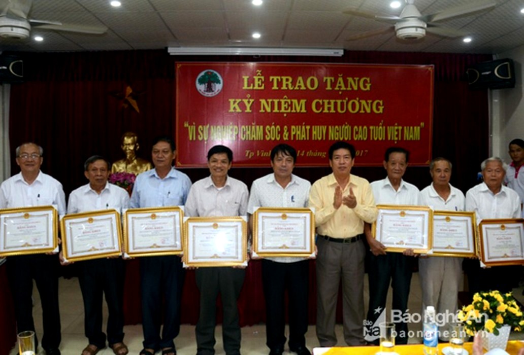 Nhiều c&aacute; nh&acirc;n xuất sắc được khen thưởng. Ảnh IT