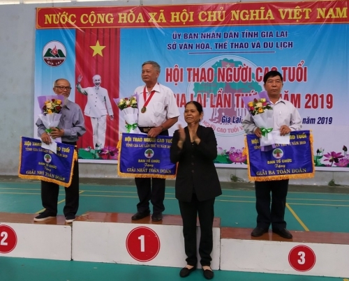 Tuổi cao chí càng cao