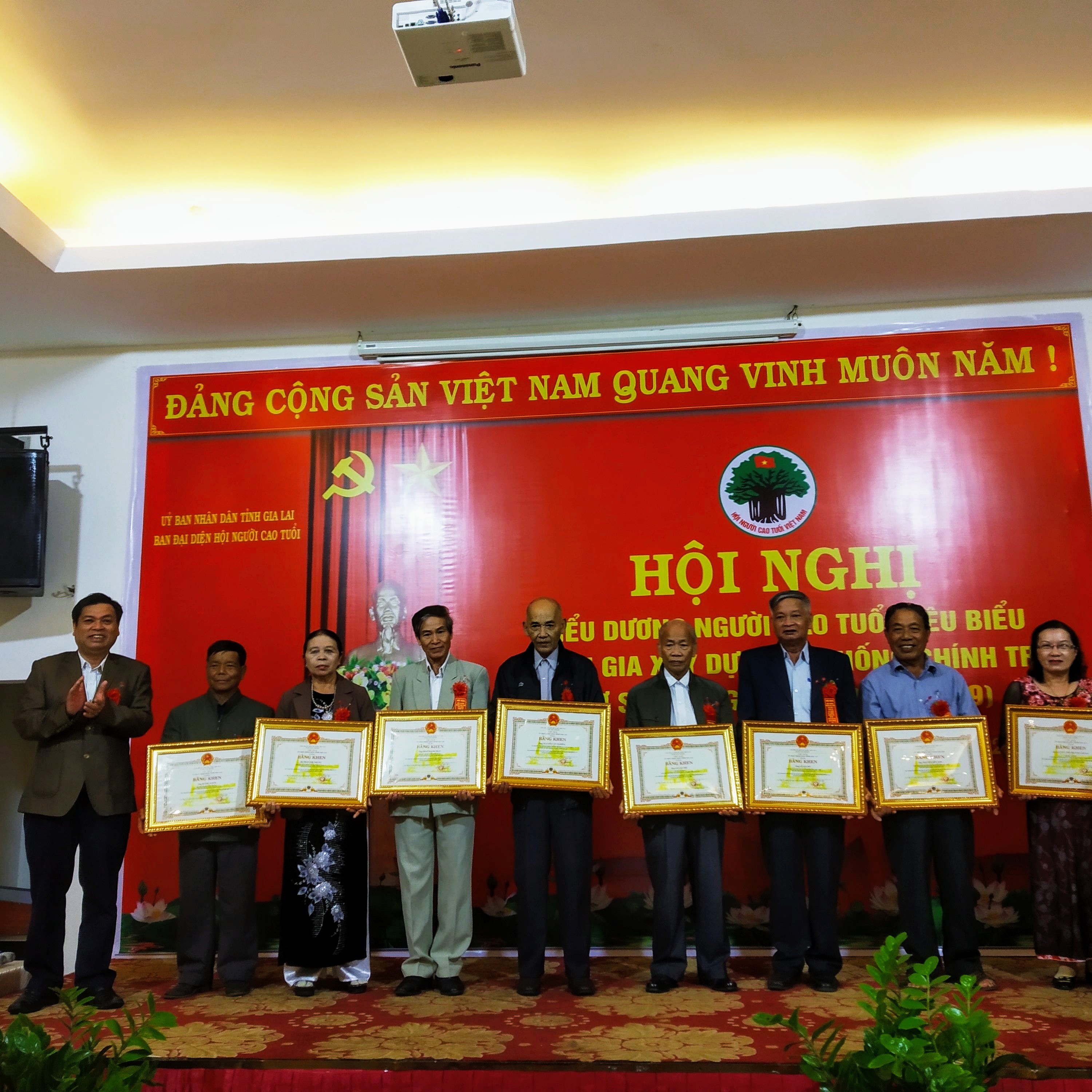 &Ocirc;ng L&ecirc; Gia Đ&ocirc; (thứ ba từ phải sang) nhận Bằng khen của Chủ tịch UBND tỉnh về th&agrave;nh t&iacute;ch tham gia x&acirc;y dựng hệ thống ch&iacute;nh trị giai đoạn 2011-2019