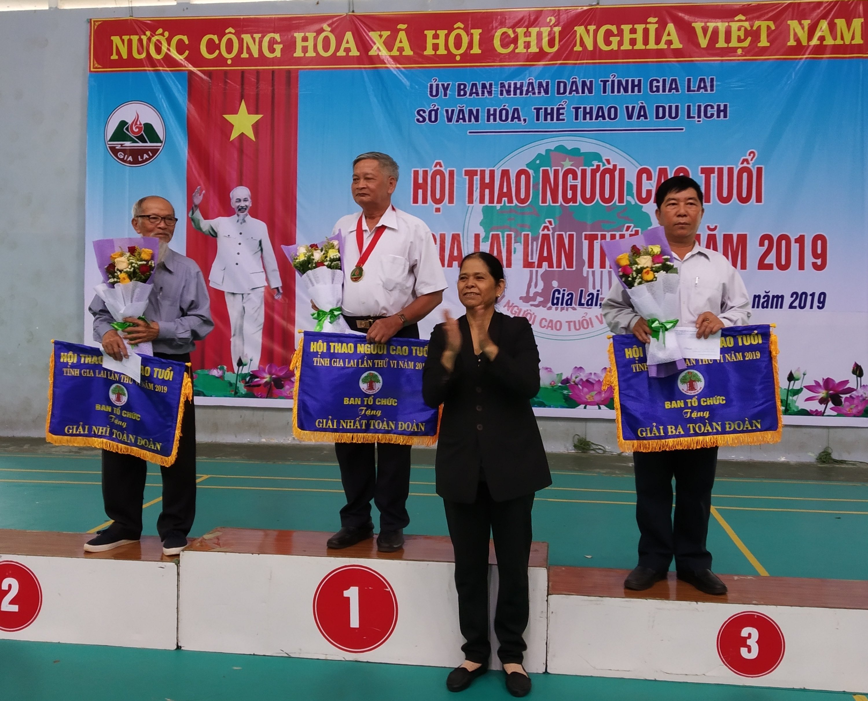 &Ocirc;ng L&ecirc; Gia Đ&ocirc; (giữa) nhận Cờ giải Nhất to&agrave;n đo&agrave;n tại Hội thao NCT tỉnh Gia Lai năm 2019.