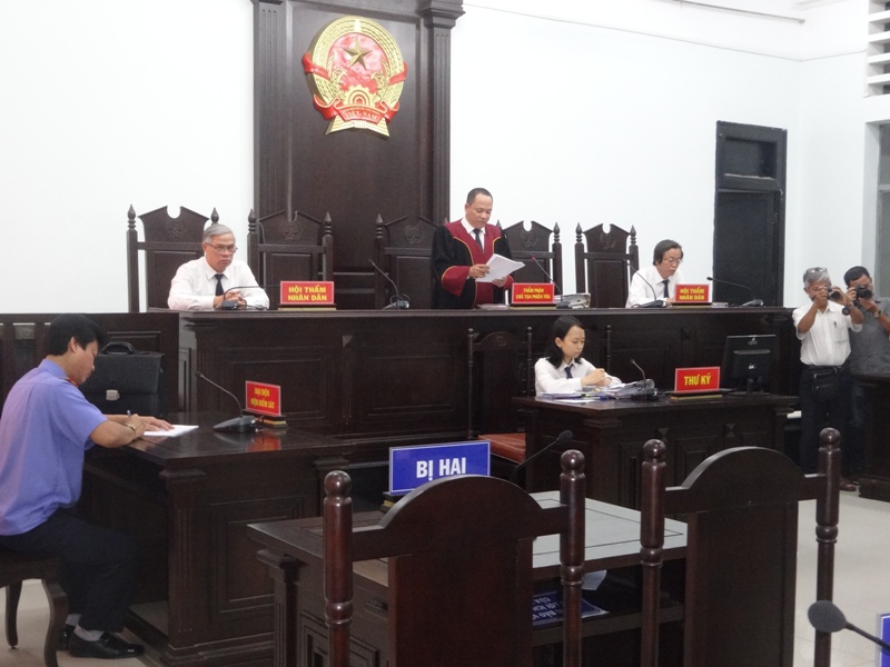 Chủ tọa phi&ecirc;n t&ograve;a đọc bản tuy&ecirc;n &aacute;n