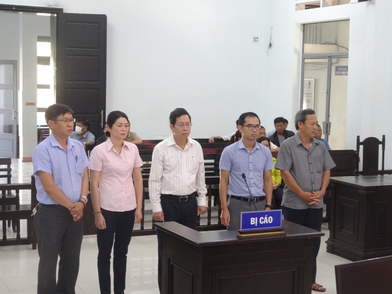 C&aacute;c bị c&aacute;o tại phi&ecirc;n t&ograve;a (Từ tr&aacute;i sang phải: V&otilde; Đức Cường, Vũ Thị Mai Hương, L&ecirc; Huy To&agrave;n, Lương Như Gi&aacute;p, V&otilde; Mỹ)