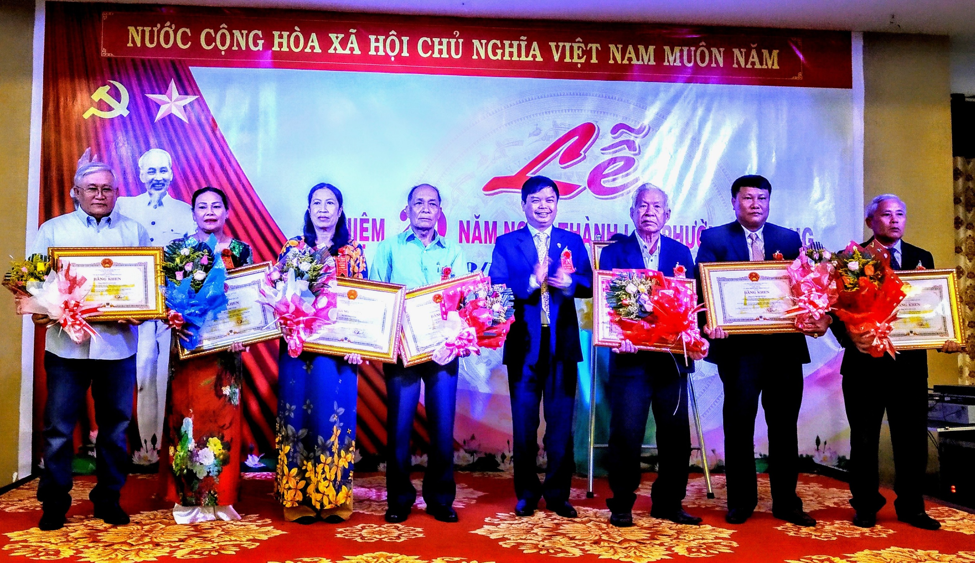 5 trong 6 c&aacute;n bộ của phường Ia Kring l&agrave; NCT được UBND tỉnh khen thưởng nh&acirc;n kỉ niệm 20 năm th&agrave;nh lập phường