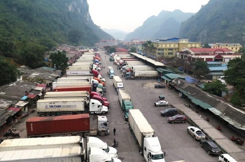H&agrave;ng trăm xe n&ocirc;ng sản vẫn &ugrave;n ứ tại cửa khẩu