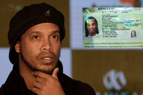 Ronaldinho bị tạm giữ ở Paraguay do sử dụng hộ chiếu giả