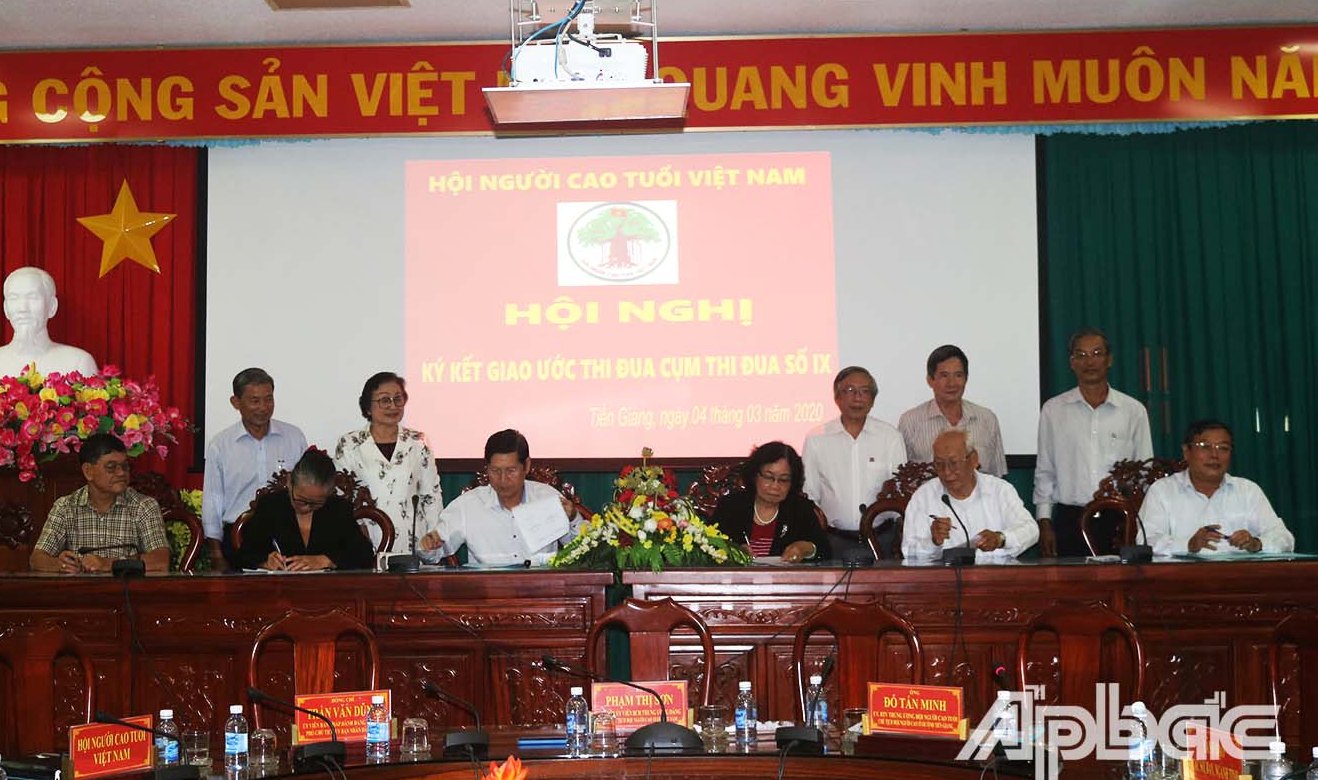 Hội NCT c&aacute;c tỉnh k&iacute; kết giao ước thi đua năm 2020.
