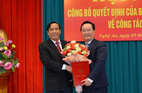 Đồng ch&iacute; Nguyễn Thanh B&igrave;nh trao quyết định v&agrave; ch&uacute;c mừng đồng ch&iacute; Nguyễn Đức Trung.