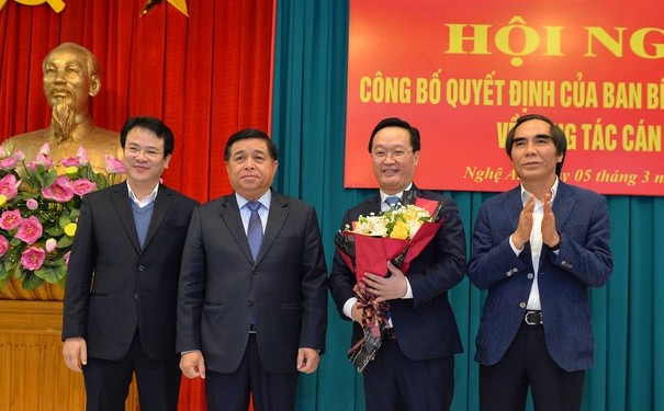 L&atilde;nh đạo Bộ Kế hoạch v&agrave; Đầu tư ch&uacute;c mừng đồng ch&iacute; Nguyễn Đức Trung.