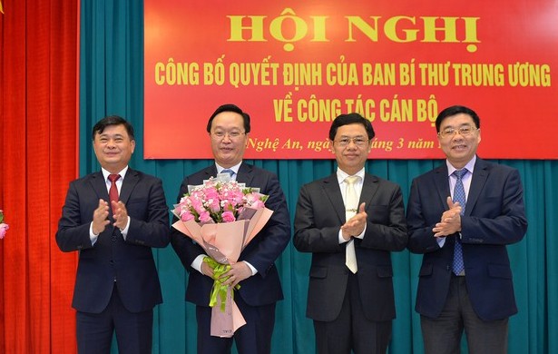 L&atilde;nh đạo tỉnh Nghệ An ch&uacute;c mừng đồng ch&iacute; Nguyễn Đức Trung.