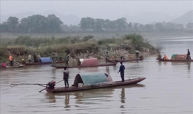 Lực lượng chức năng đang t&igrave;m kiếm đ&ocirc;i vợ chồng gặp nạn.