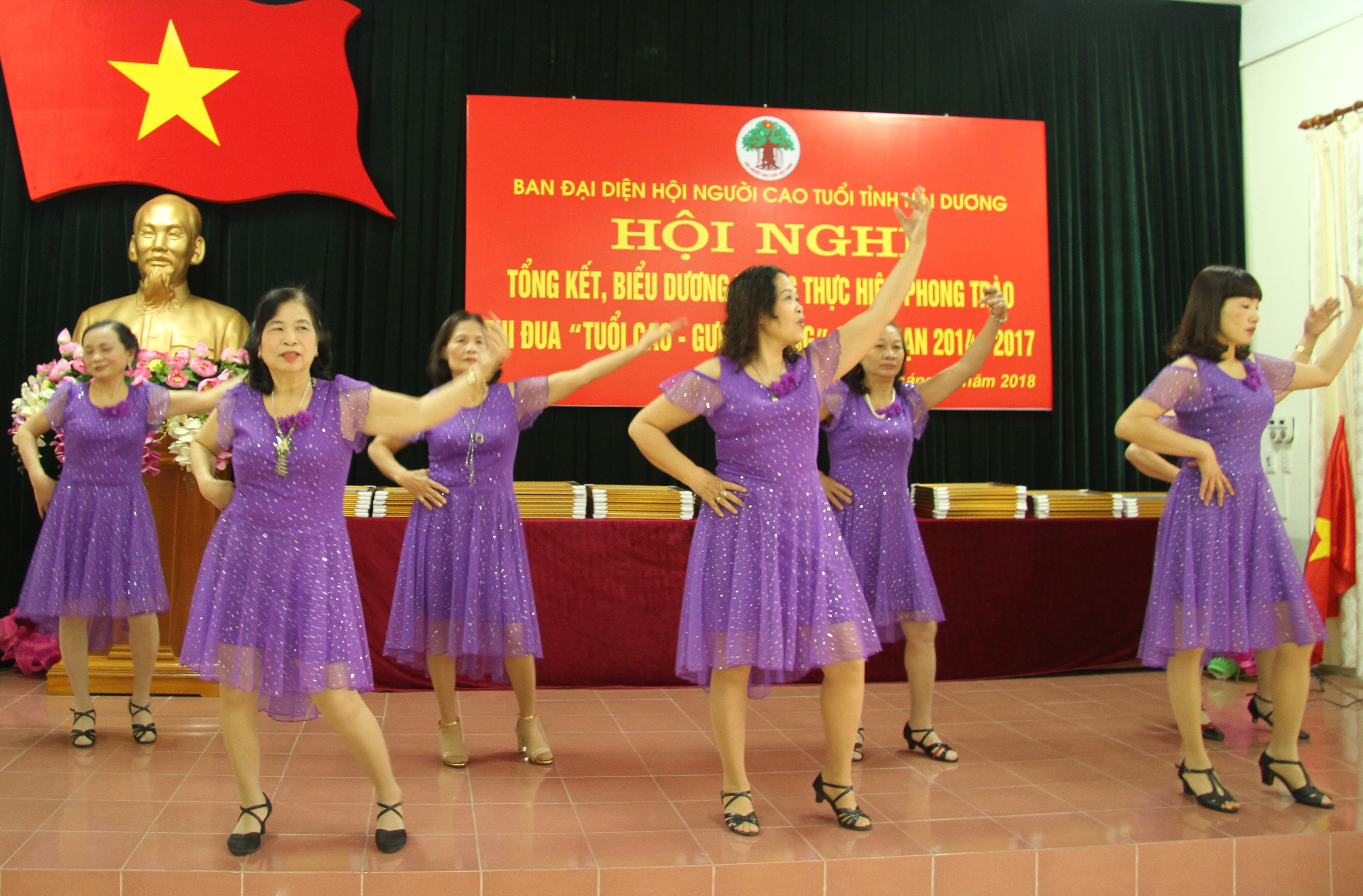 Khi&ecirc;u vũ thể thao do CLB Li&ecirc;n thế hệ tự gi&uacute;p nhau thực hiện