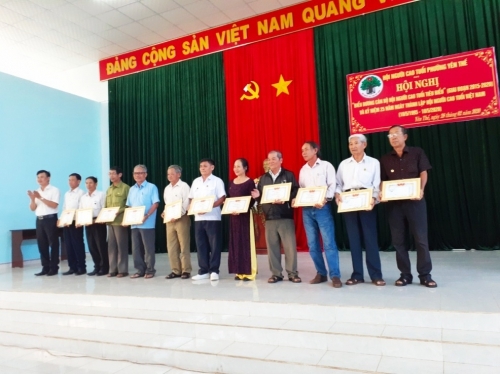 "Càng già, càng dẻo lại càng dai"