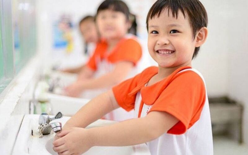 Ngay sau khi tay trẻ c&oacute; tiếp x&uacute;c với c&aacute;c bề mặt c&oacute; nguy cơ l&acirc;y nhiễm, gi&uacute;p hoặc tập cho trẻ rửa tay đ&uacute;ng c&aacute;ch, đủ thời gian (khoảng 30 gi&acirc;y) bằng x&agrave; ph&ograve;ng dưới v&ograve;i nước đang chảy hoặc c&aacute;c dung dịch s&aacute;t khuẩn tay chuy&ecirc;n d&ugrave;ng.