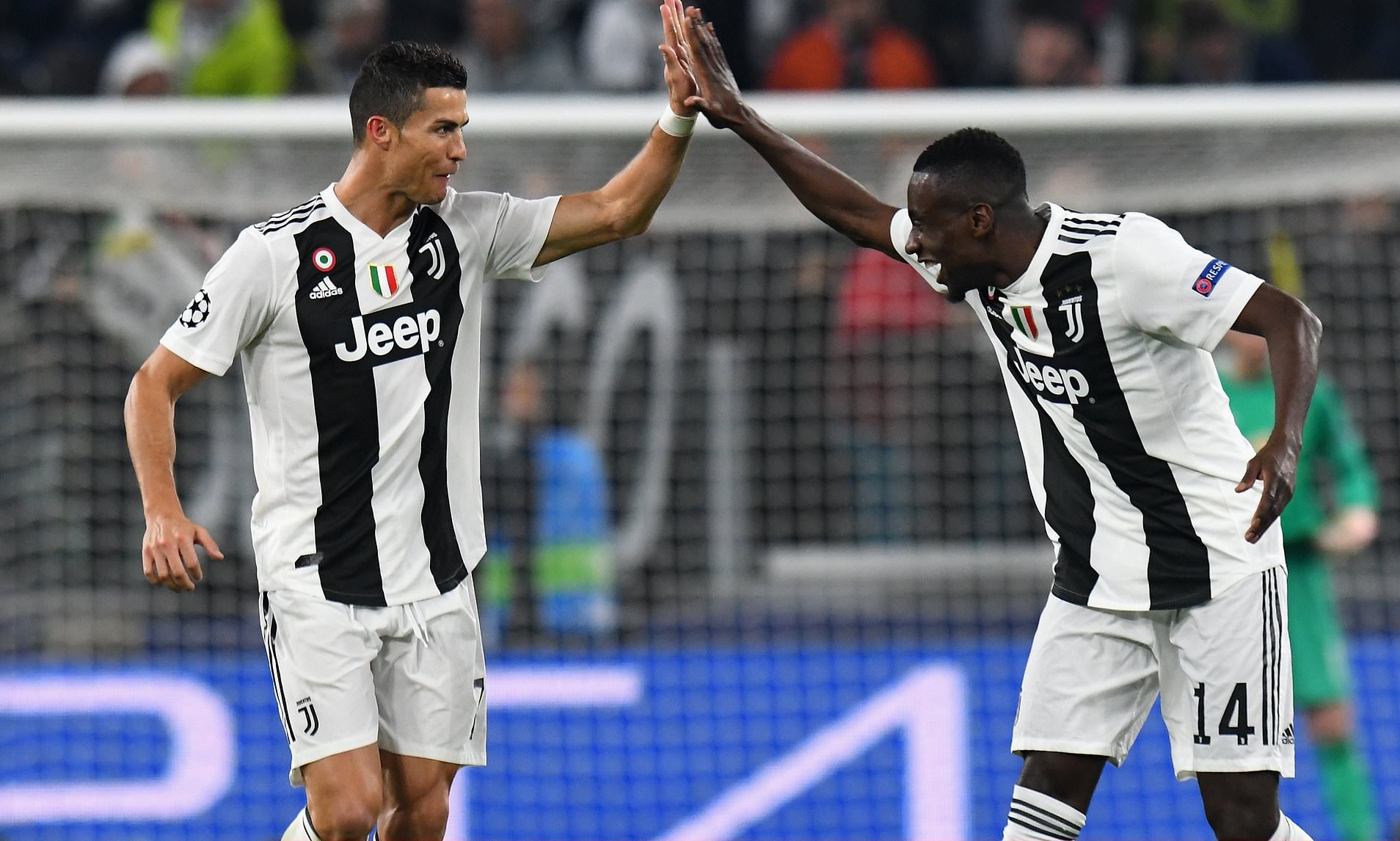 Th&ecirc;m một đồng đội của Ronaldo ở Juventus nhiễm Covid-19
