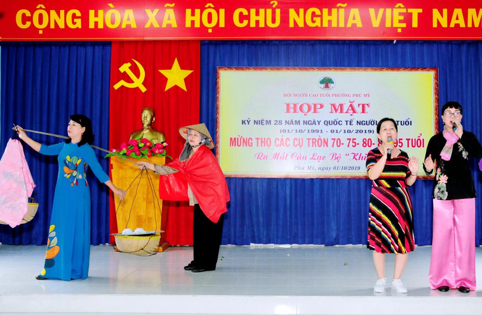 2 Tiết mục văn nghệ của NCT phường Ph&uacute; Mỹ.