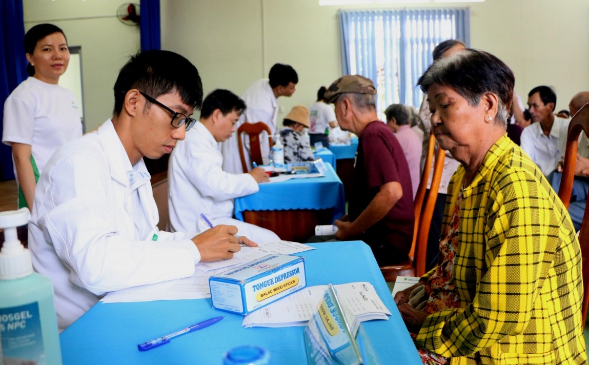 Kh&aacute;m tư vấn sức khỏe cho NCT TP Thủ Dầu Một