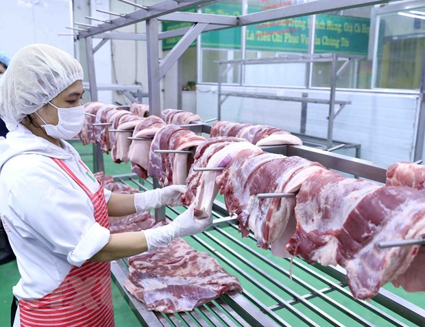 Sản phẩm thịt lợn sau khi chế biến được để tr&ecirc;n gi&aacute; đảm bảo vệ sinh thực phẩm. (Ảnh: Vũ Sinh/TTXVN)