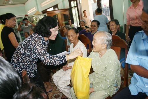 Bà Lê Thị Tám - Nhịp cầu nối những tấm lòng nhân ái với người nghèo, học sinh nghèo