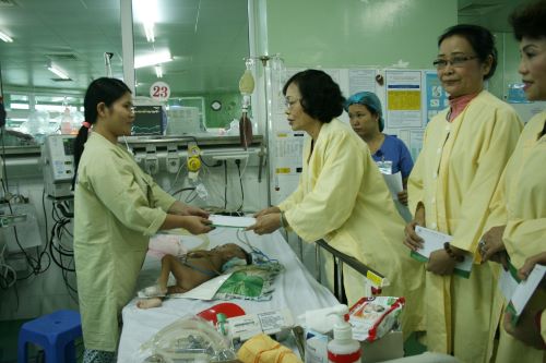 Bà Lê Thị Tám - Nhịp cầu nối những tấm lòng nhân ái với người nghèo, học sinh nghèo