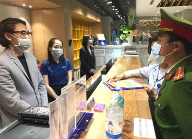 Lực lượng c&ocirc;ng an tập trung r&agrave; so&aacute;t, lập danh s&aacute;ch người nhập cảnh H&agrave; Nội từ 7/3/2020 đến nay.