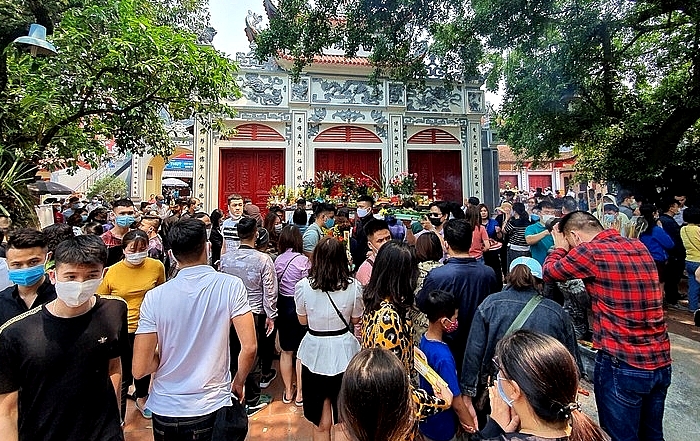 Rất đ&ocirc;ng người vẫn đi lễ b&ecirc;n ngo&agrave;i Phủ T&acirc;y Hồ trong khi nơi n&agrave;y đ&oacute;ng cửa. Ảnh IT