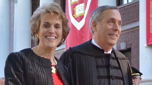 Tiến sĩ Lawrence S. Bacow, hiệu trưởng trường đại học Harvard v&agrave; vợ, b&agrave; Adele Bacow. Ảnh: CNN