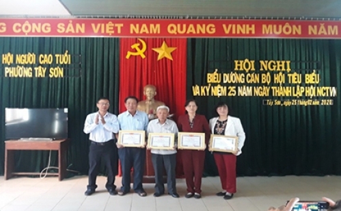 "Tinh thần gương mẫu chẳng nhường ai"