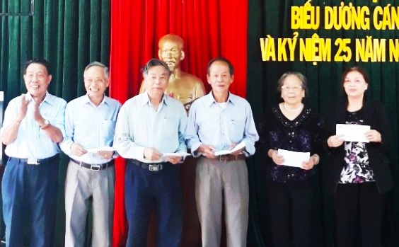 Khen thưởng c&aacute;c c&aacute; nh&acirc;n xuất sắc