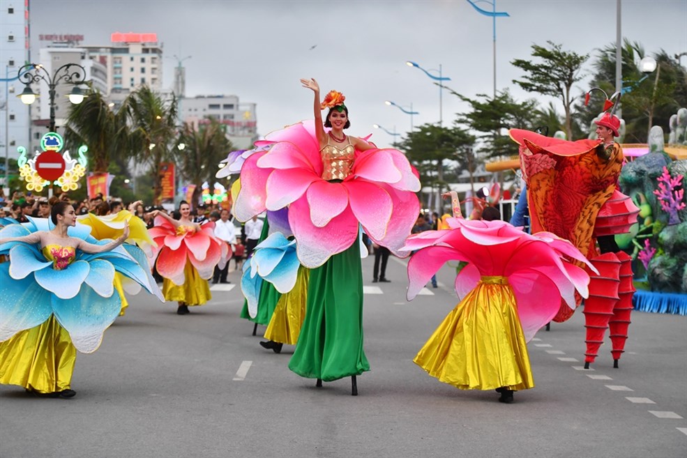 Lần đầu ti&ecirc;n được tổ chức tại Thanh H&oacute;a, Carnival Đường phố Sầm Sơn 2019 diễn ra v&agrave;o ng&agrave;y 13/4 đ&atilde; thu h&uacute;t sự ch&uacute; &yacute; của đ&ocirc;ng đảo người d&acirc;n v&agrave; du kh&aacute;ch tại th&agrave;nh phố biển của Thanh H&oacute;a. Đ&acirc;y l&agrave; một trong những sự kiện mở m&agrave;n Lễ hội Du lịch biển Sầm Sơn 2019 v&agrave; khởi động m&ugrave;a du lịch biển 2019 tại đ&acirc;y.