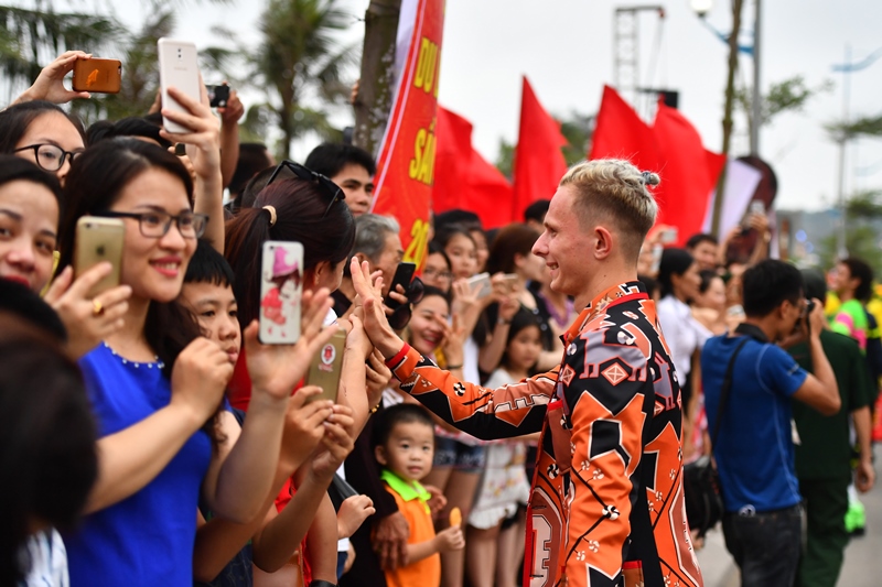 Tr&ecirc;n tuyến đường ch&iacute;nh của th&agrave;nh phố Sầm Sơn d&agrave;i 2,1km n&agrave;y, đo&agrave;n Carnival đ&atilde; khuấy động kh&ocirc;ng gian bằng những tiết mục nghệ thuật đầy cuốn h&uacute;t v&agrave; &acirc;m nhạc s&ocirc;i động, rộn r&atilde;. Người d&acirc;n v&agrave; du kh&aacute;ch đứng chật k&iacute;n hai b&ecirc;n đường để được tận mắt chi&ecirc;m ngưỡng Carnival Đường phố lần đầu ti&ecirc;n tổ chức tại Thanh H&oacute;a.