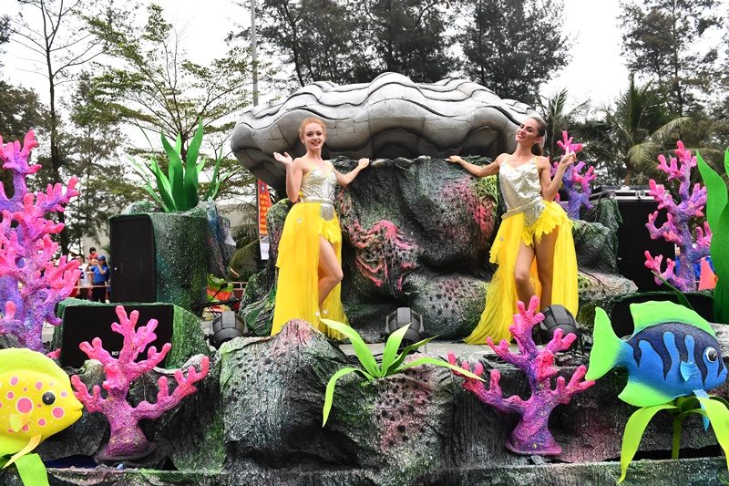 Hai xe hoa được thiết kế lộng lẫy c&ugrave;ng hơn 70 nghệ sĩ chuy&ecirc;n nghiệp đến từ khu du lịch h&agrave;ng đầu Việt Nam Sun World Ba Na Hills trong c&aacute;c bộ trang phục lễ hội rực rỡ, đầy m&agrave;u sắc đ&atilde; biểu diễn những tiết mục nghệ thuật đường phố độc đ&aacute;o, cuốn h&uacute;t, k&eacute;o người d&acirc;n v&agrave; du kh&aacute;ch nh&uacute;n nhảy, h&ograve;a m&igrave;nh v&agrave;o kh&ocirc;ng kh&iacute; s&ocirc;i động của Carnival.