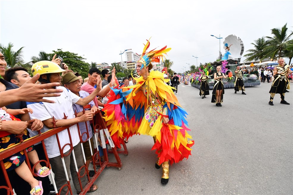 Nhiều kh&aacute;n giả b&agrave;y tỏ sự h&agrave;o hứng, phấn kh&iacute;ch khi chứng kiến đo&agrave;n xe hoa ho&agrave;nh tr&aacute;ng c&ugrave;ng d&agrave;n nghệ sĩ xinh đẹp trong trang phục lộng lẫy diễu h&agrave;nh qua. &ldquo;T&ocirc;i đến đ&acirc;y một thời gian v&agrave; thật sự th&iacute;ch th&agrave;nh phố Sầm Sơn. Đ&acirc;y l&agrave; lần đầu ti&ecirc;n t&ocirc;i được xem Carnival hấp dẫn v&agrave; cuốn h&uacute;t như thế n&agrave;y. Những vũ c&ocirc;ng biểu diễn trong Carnival thật xinh đẹp v&agrave; bốc lửa, t&ocirc;i kh&ocirc;ng thể ngừng nh&uacute;n nhẩy theo vũ điệu của họ&rdquo; &ndash; Akshay Kumar -du kh&aacute;ch đến từ Ấn Độ chia sẻ.