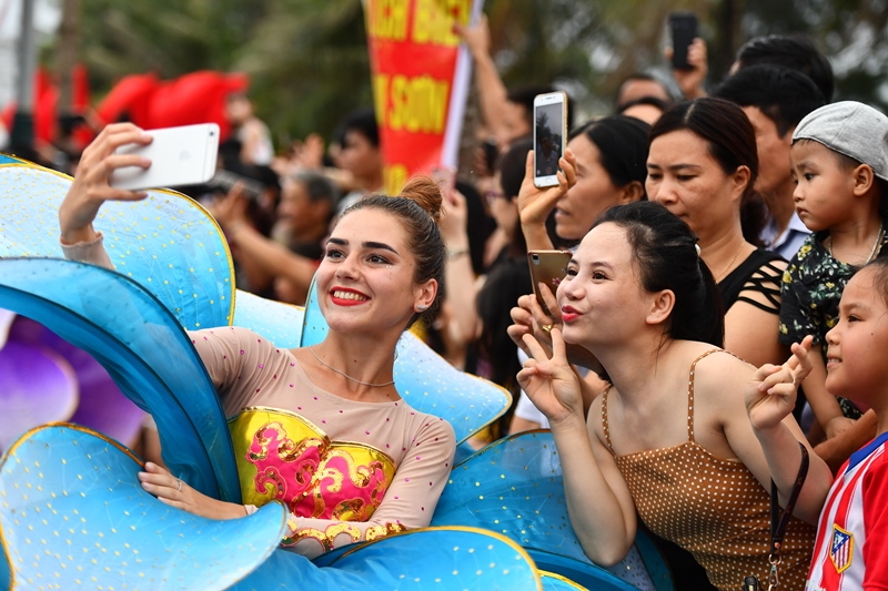 &ldquo;Carnival thực sự đem đến nhiều cảm x&uacute;c. T&ocirc;i v&agrave; mọi người kh&ocirc;ng thể kh&ocirc;ng nh&uacute;n nhẩy theo vũ điệu của c&aacute;c nghệ sĩ T&ocirc;i mong l&agrave; sẽ c&oacute; th&ecirc;m nhiều lễ hội hấp dẫn v&agrave; mới mẻ như thế n&agrave;y được tổ chức tại Sầm Sơn để người d&acirc;n ch&uacute;ng t&ocirc;i được mở mang tầm nh&igrave;n, đồng thời tăng sức hấp dẫn cho th&agrave;nh phố qu&ecirc; hương t&ocirc;i&rdquo; &ndash; chị Minh Thảo (th&agrave;nh phố Sầm Sơn, Thanh H&oacute;a) b&agrave;y tỏ.