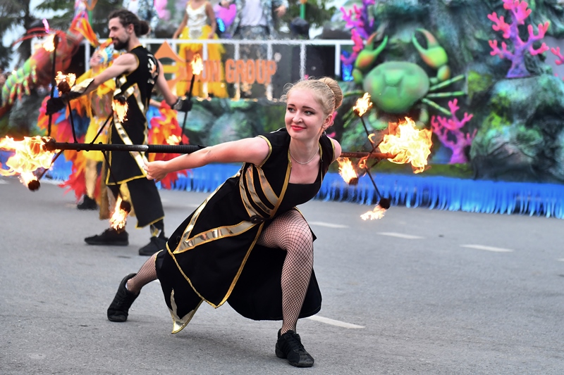 Kh&ocirc;ng chỉ buổi s&aacute;ng, Carnival diễn ra v&agrave;o khung giờ chiều c&ograve;n thu h&uacute;t đ&ocirc;ng đảo du kh&aacute;ch v&agrave; người d&acirc;n hơn. &Acirc;m nhạc, c&aacute;c vũ điệu v&agrave; c&aacute;c tiết mục m&uacute;a lửa đặc sắc đ&atilde; khiến người d&acirc;n v&agrave; du kh&aacute;ch phấn kh&iacute;ch, h&ograve;a v&agrave;o kh&ocirc;ng kh&iacute; tưng bừng, rộn r&atilde; chưa từng c&oacute; m&agrave; Carnival Đường phố đem đến th&agrave;nh phố biển Sầm Sơn.