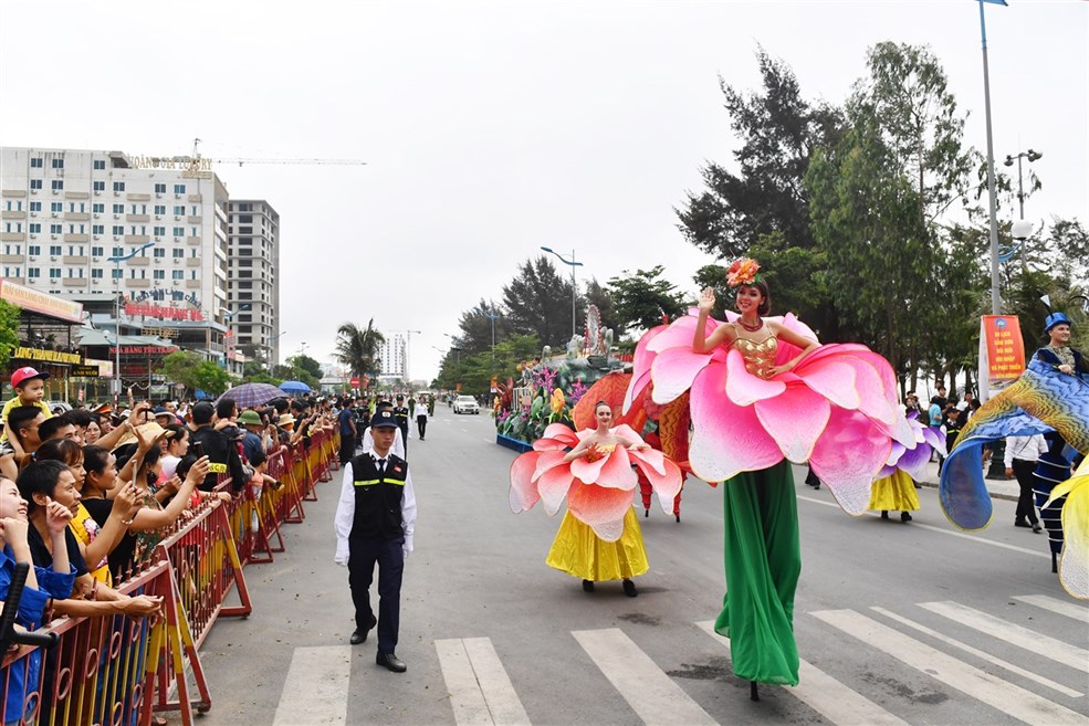 Tối 13/4, du kh&aacute;ch v&agrave; người d&acirc;n Thanh H&oacute;a lại tiếp tục được sống trong kh&ocirc;ng kh&iacute; lễ hội khi Lễ hội Du lịch Biển Sầm Sơn 2019 với chủ đề