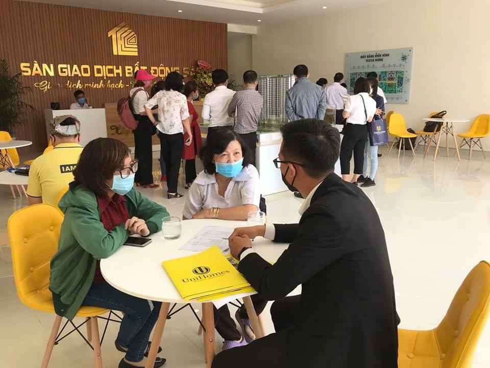 Nh&agrave; mẫu dự &aacute;n Tecco Home An Ph&uacute; tụ tập đ&ocirc;ng người, nguy cơ b&ugrave;ng ph&aacute;t dịch rất lớn