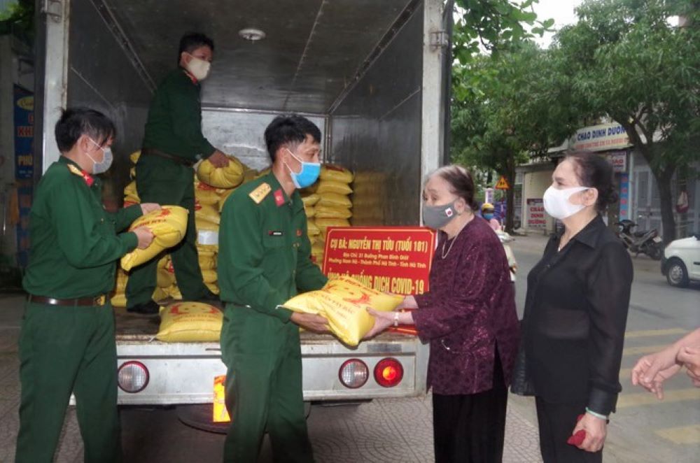 Cụ Nguyễn Thị Tửu ủng hộ 2 tấn gạo cho c&aacute;c cơ sở c&aacute;ch li ph&ograve;ng dịch tr&ecirc;n địa b&agrave;n. Ảnh IT