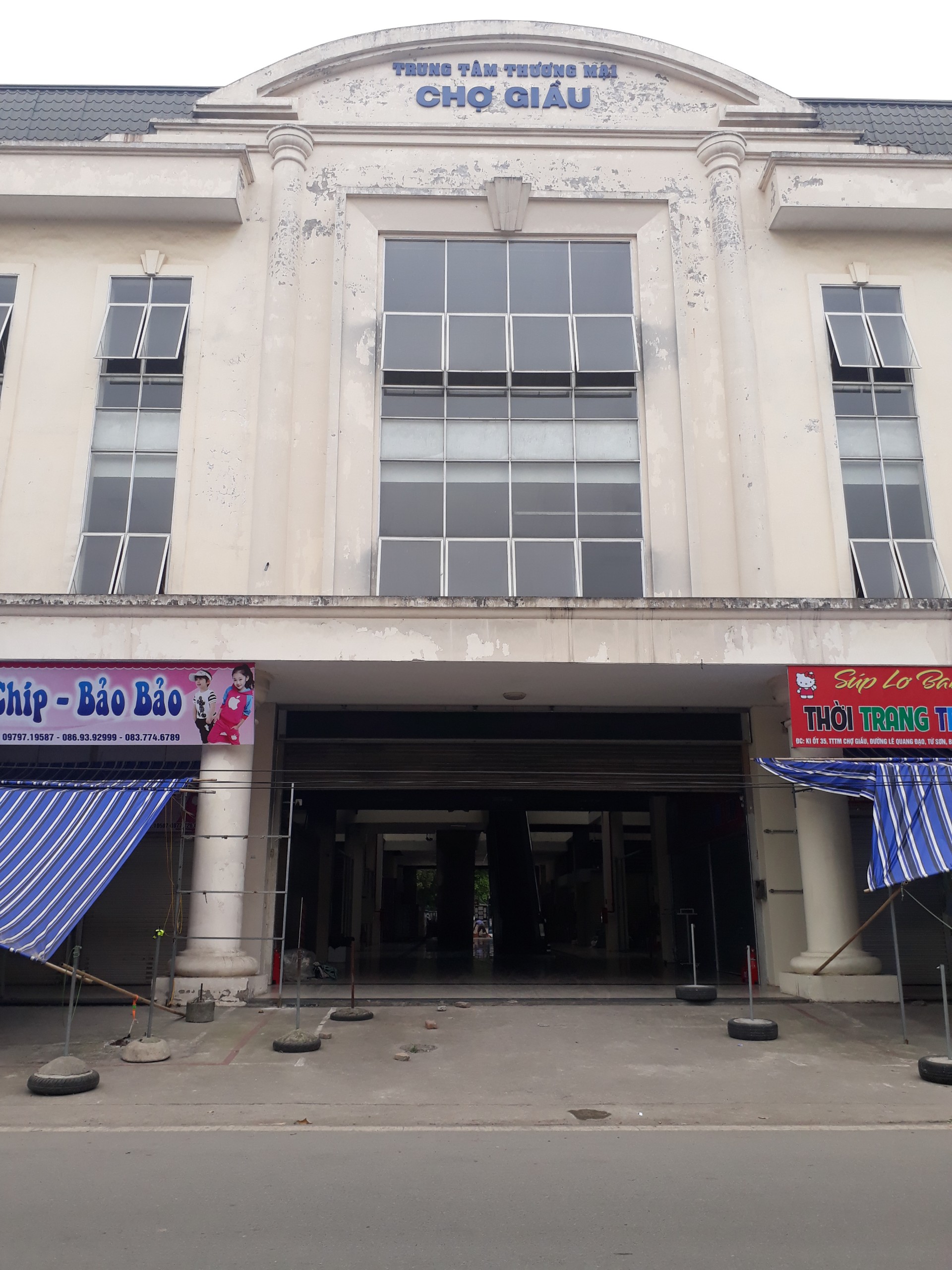 Trung t&acirc;m thương mại chợ Gi&acirc;̀u nằm ngay sát cũng trong cảnh tương tự.