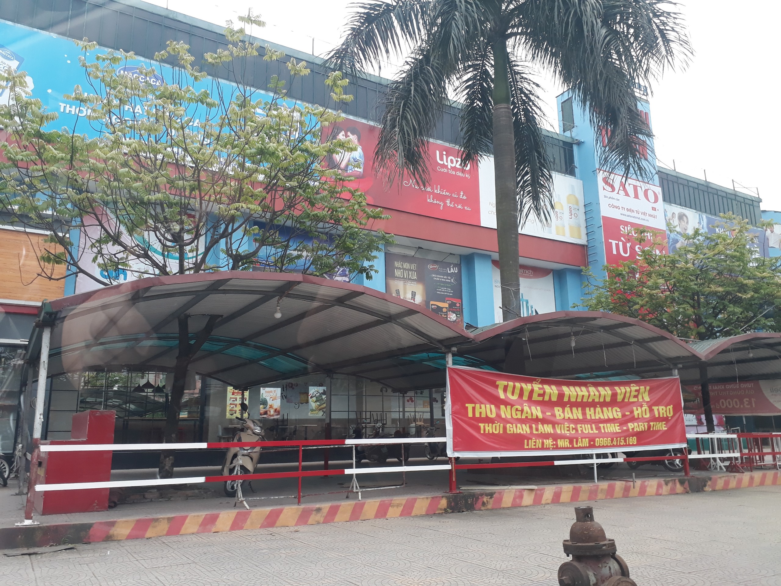 Si&ecirc;u thị được phép mở, nhưng cũng r&acirc;́t vắng khách.