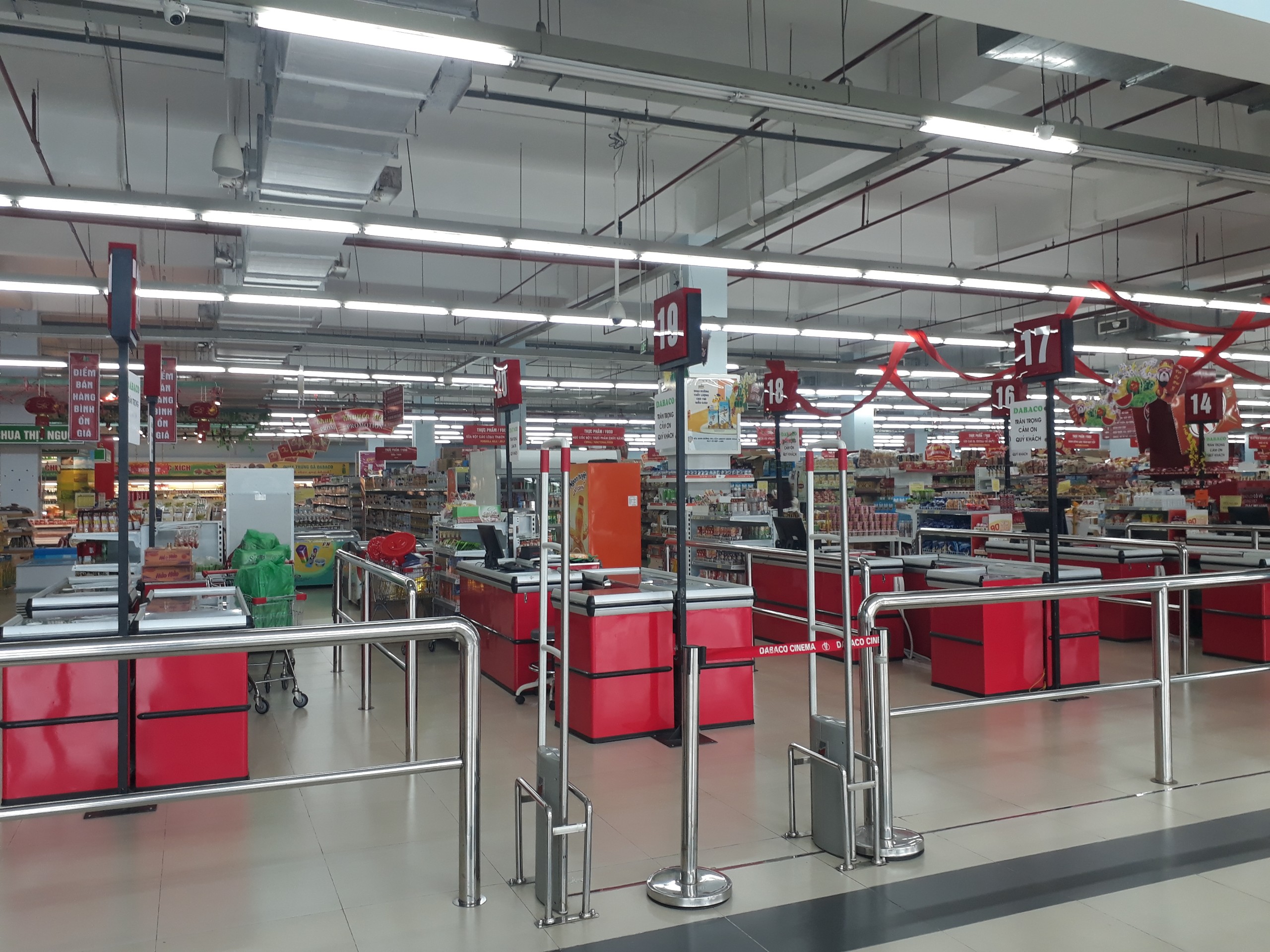 Si&ecirc;u thị Dabaco kh&ocirc;ng m&ocirc;̣t bóng khách.