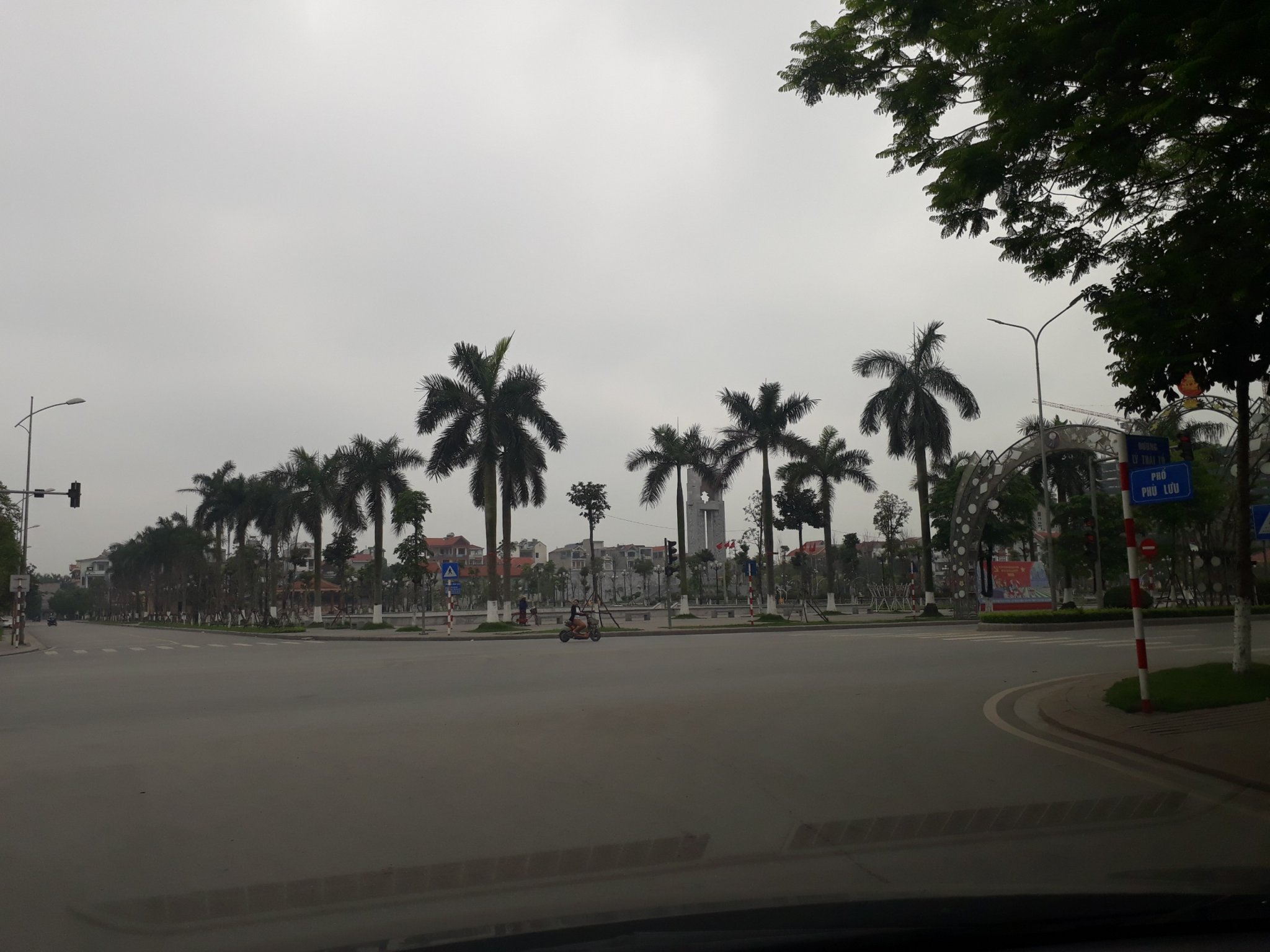 Đường xá vắng lặng.