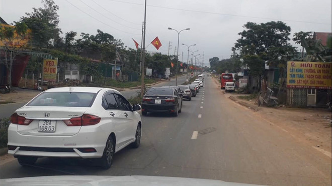Đo&agrave;n xe trong lễ rước d&acirc;u của gia đ&igrave;nh &ocirc;ng L&ecirc; Anh H&ugrave;ng, Ph&oacute; gi&aacute;m đốc Bệnh viện đa khoa huyện Hương Kh&ecirc;. (Ảnh: TN)